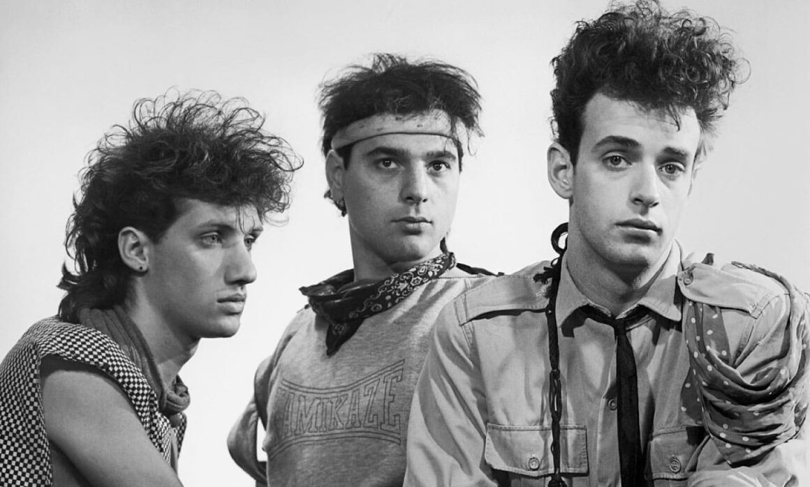 Rescate: Soda presenta su disco debut - El 14 de diciembre, Soda Stereo presentará en un teatro céntrico su primer longplay. En esta nota, los integrantes del trío analizan su debut discográfico y dan su perspectiva sobre el futuro. Soda Stereo en 1984