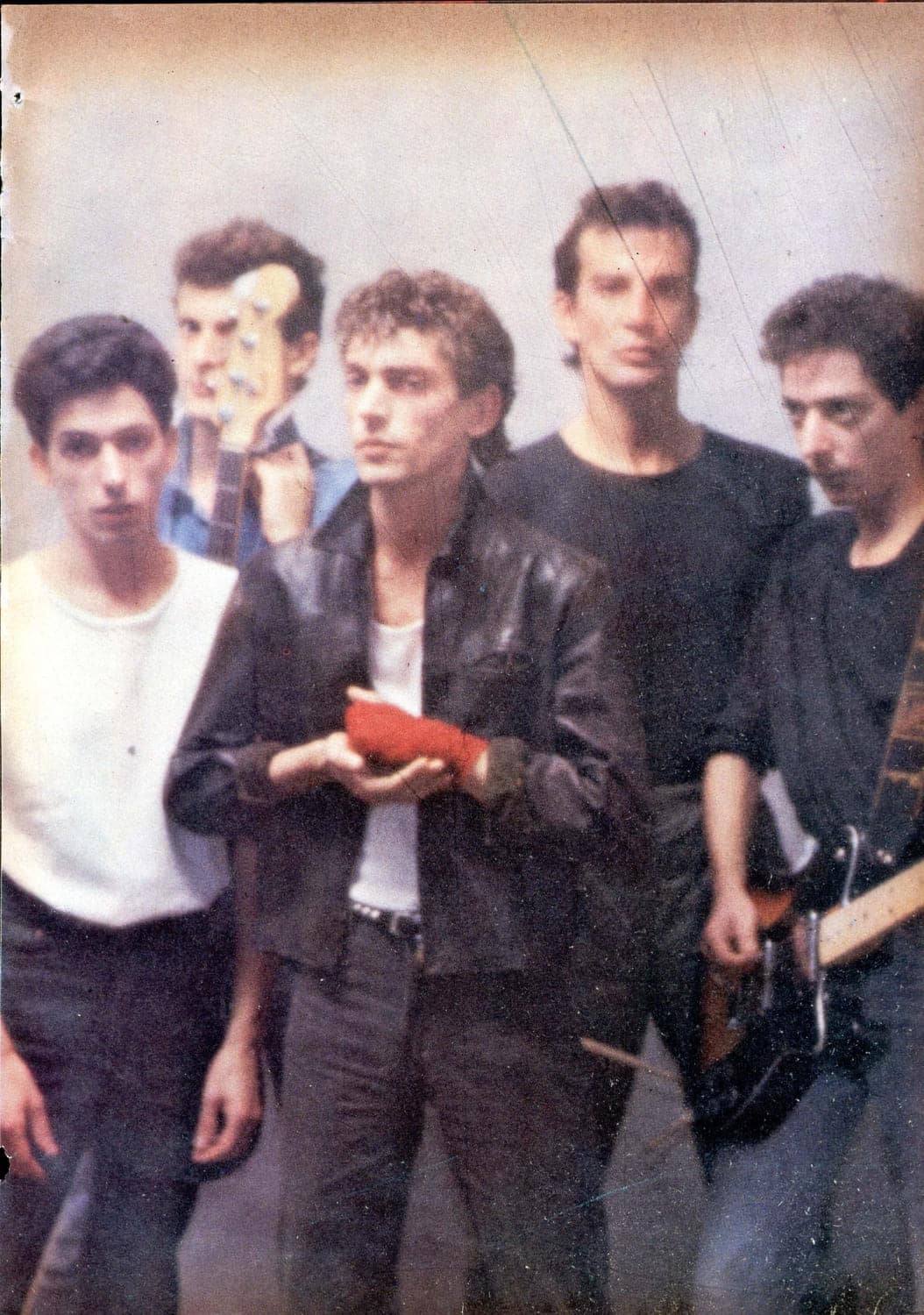 Rescate: Virus presenta “Relax” - Luego del alejamiento de su guitarrista Ricardo Serra, Virus encaraba una nueva etapa. En diciembre de 1984 se preparaba para presentar su nuevo álbum, Relax, en el Teatro Astros, marcando una etapa de consolidación artística y madurez. En esta entrevista que rescatamos de la Revisa Pelo, Federico Moura expresaba su satisfacción con esta producción más ordenada y experimental, donde priman el trabajo con luces y la concentración en la música misma. virus