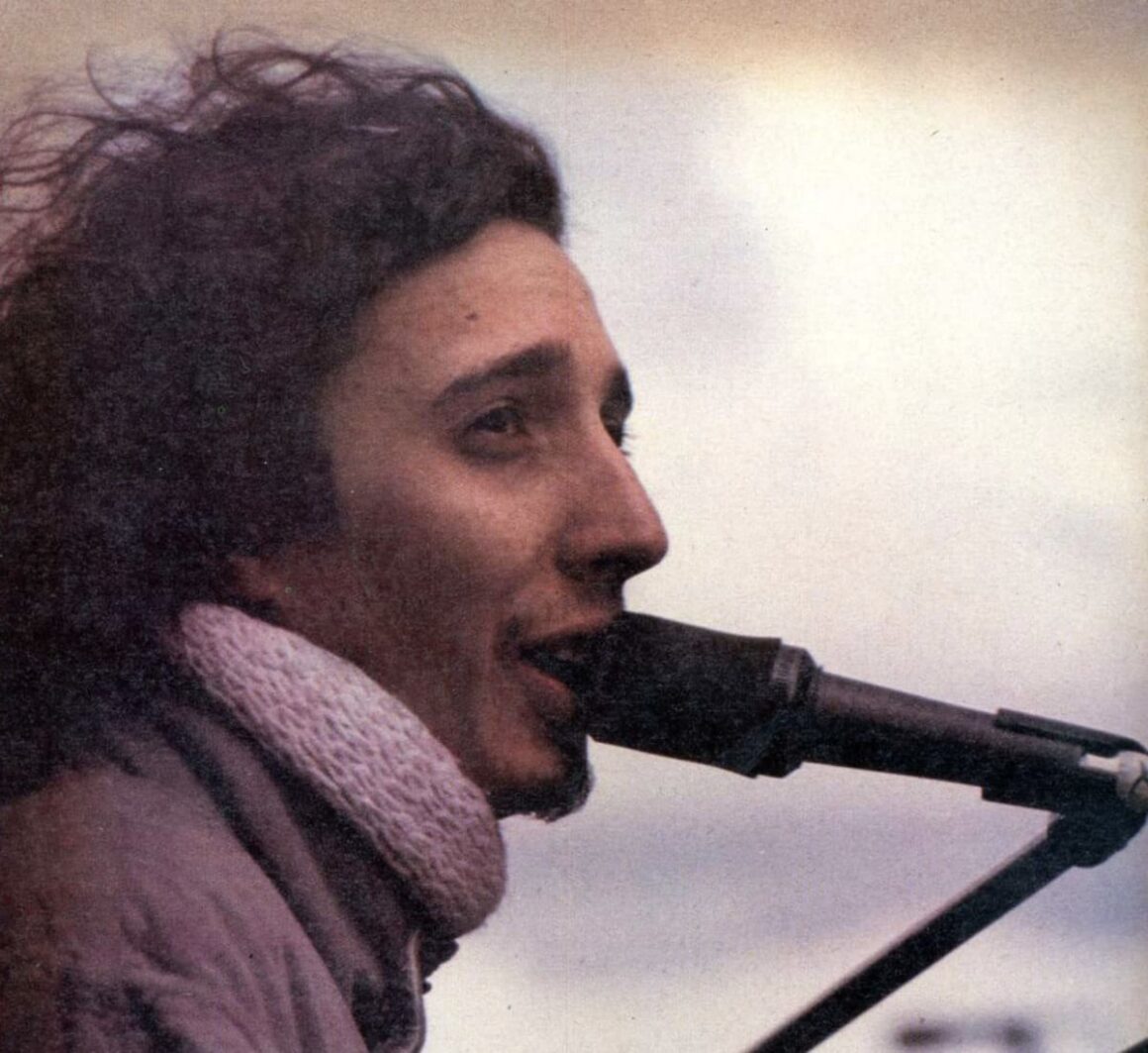 Fito Páez, el artista del año… hace 40 años - Hace cuatro décadas, con su primer disco recién lanzado, Fito Páez era elegido uno de los artistas del año. En ese contexto, reflexionaba sobre el arte, la política y el desafío de ser auténtico en tiempos híbridos. El rescate de una entrevista publicada en la Revista Pelo 229, diciembre de 1984. fito