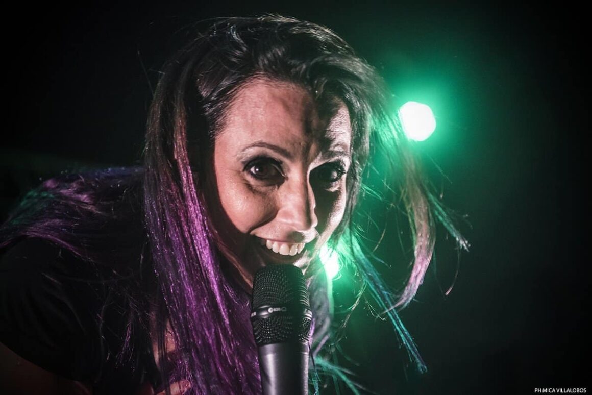 Cirse - Cirse es una banda del sur de Buenos Aires formada en el 2003 con intenciones de abordar el rock con las herramientas que proponen las corrientes musicales surgidas en los 90, pensando la composición desde la potencia y solidez del trío de rock moderno e incluyendo la fuerza y musicalidad que le da el incorporar una voz femenina. Estos dos elementos distintivos son los que le permiten a la banda poder expresar las distintas sensaciones que lo introspectivo manifiesta –duda, ira, reflexión, dulzura, compasión, agresión, sensualidad-. Cirse