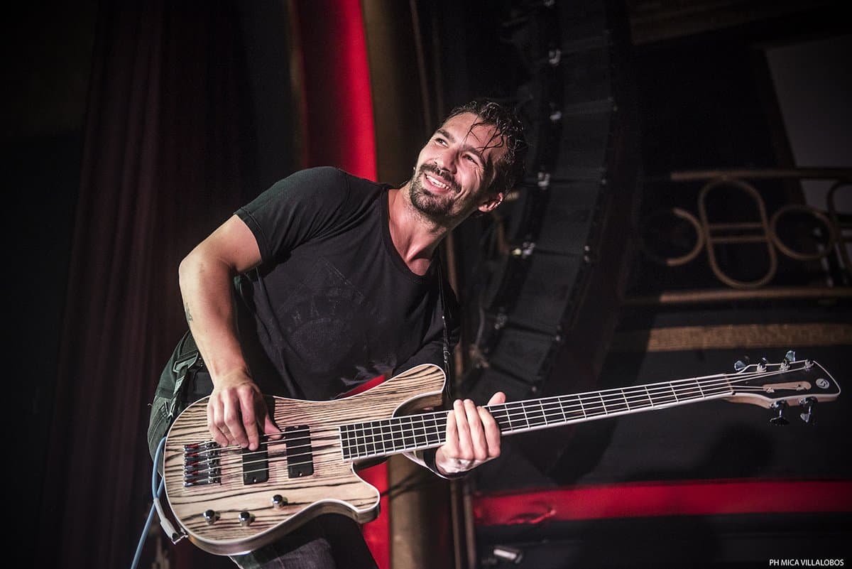 12 años de rabia: Cirse en Vorterix - Cirse tuvo su noche de rock en vórterix para la filmación de su primer DVD en vivo.21:20 se abre el telón para descubrir un conjunto de jóvenes músicos , violines, violas y violoncellos; le daban un comienzo diferente a lo que sería una noche eléctrica. Cirse. Foto: Mica Villalobos