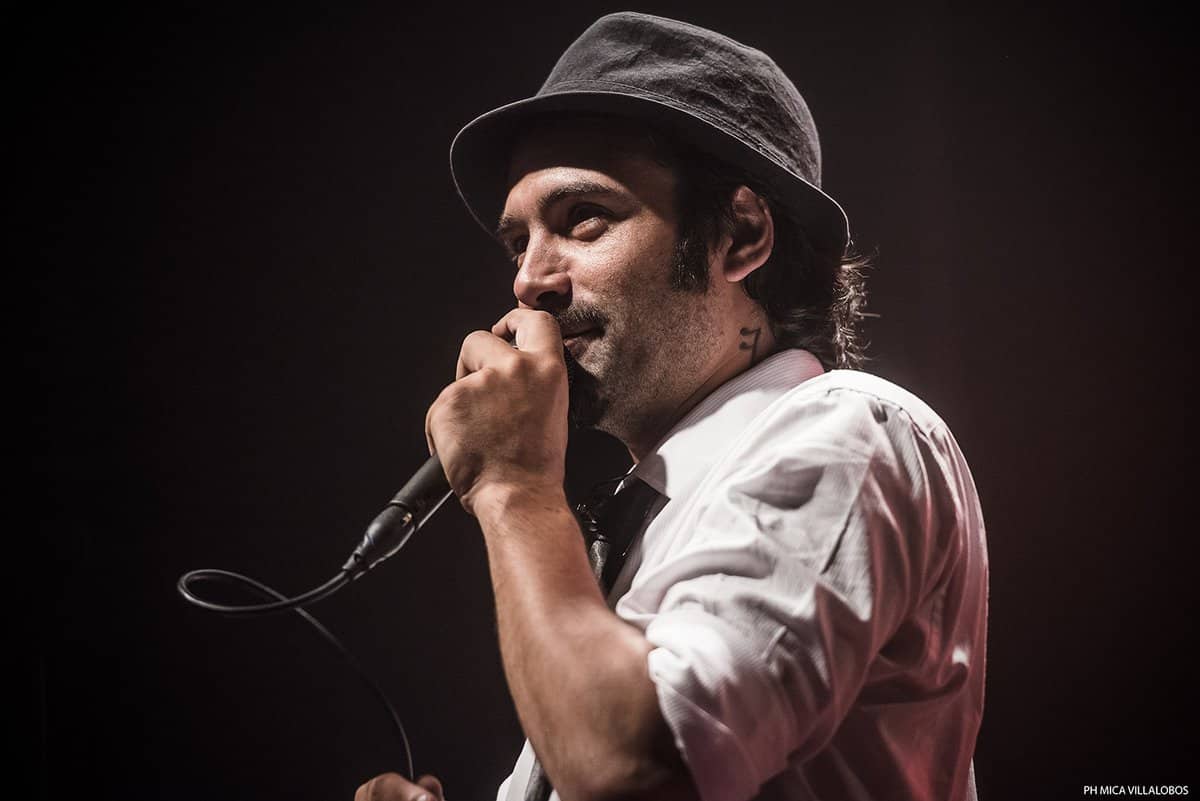 Rock marciano: Octafonic en Niceto - Esto es lo que provoca Octafonic y su ejército de ocho seres humanos (los cuales aún no estamos seguros de que lo sean): Ezequiel Chino Piazza (batería), Cirilo Fernández (bajo), Hernán Rupolo (guitarra eléctrica), Esteban Sehinkman (piano Wurlitzer), Francisco Huici (saxo barítono), Leo Paganini (saxo tenor), Juan Manuel Alfaro (saxo alto) y Mariano Tano Bonadio (percusión electrónica y orgánica y coros). Octafonic. Foto: Mica Villalobos