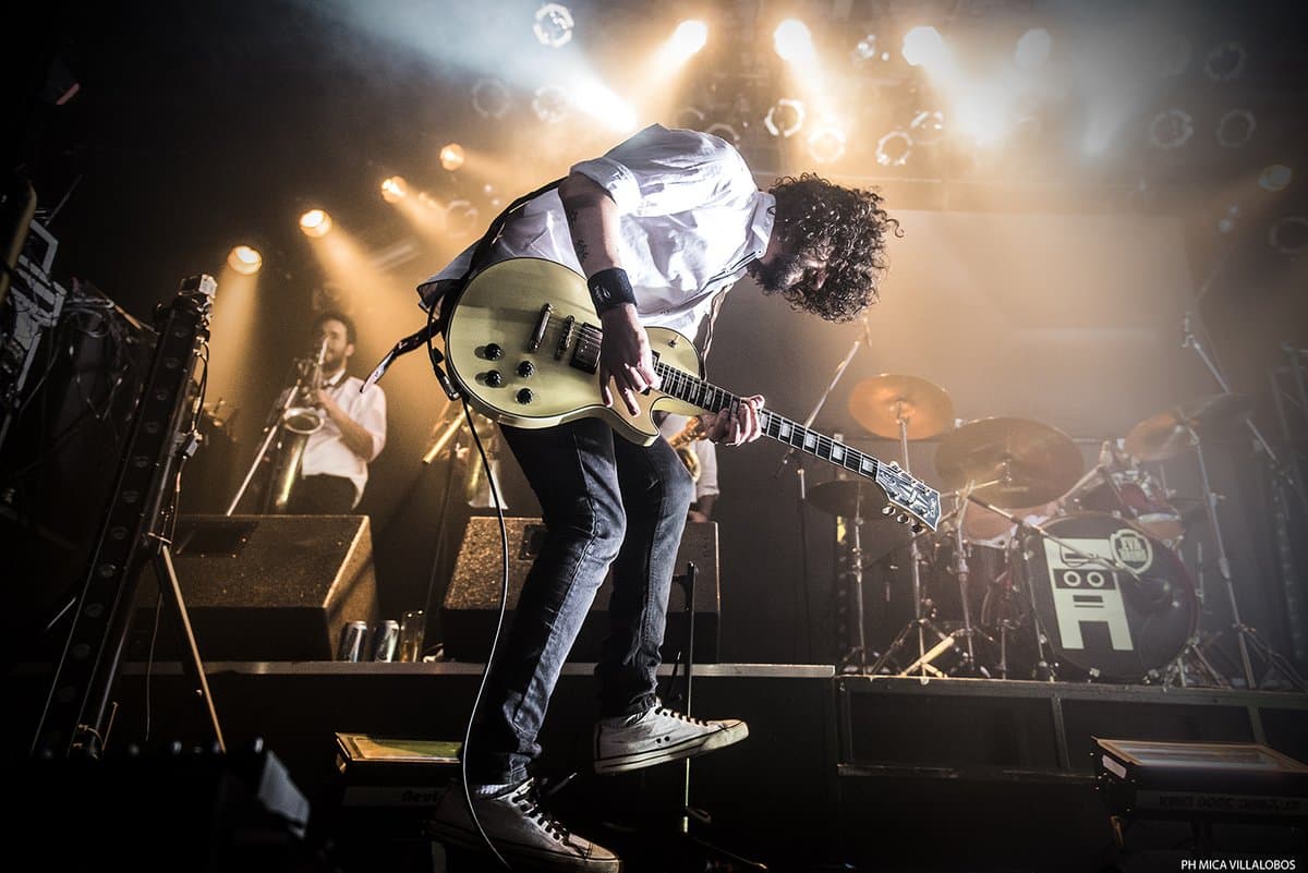 Rock marciano: Octafonic en Niceto - Esto es lo que provoca Octafonic y su ejército de ocho seres humanos (los cuales aún no estamos seguros de que lo sean): Ezequiel Chino Piazza (batería), Cirilo Fernández (bajo), Hernán Rupolo (guitarra eléctrica), Esteban Sehinkman (piano Wurlitzer), Francisco Huici (saxo barítono), Leo Paganini (saxo tenor), Juan Manuel Alfaro (saxo alto) y Mariano Tano Bonadio (percusión electrónica y orgánica y coros). Octafonic. Foto: Mica Villalobos