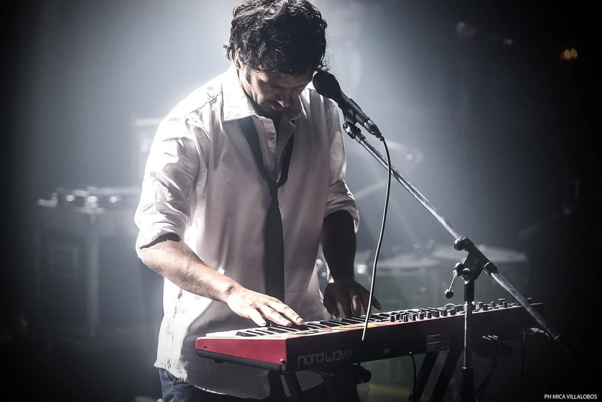 Rock marciano: Octafonic en Niceto - Esto es lo que provoca Octafonic y su ejército de ocho seres humanos (los cuales aún no estamos seguros de que lo sean): Ezequiel Chino Piazza (batería), Cirilo Fernández (bajo), Hernán Rupolo (guitarra eléctrica), Esteban Sehinkman (piano Wurlitzer), Francisco Huici (saxo barítono), Leo Paganini (saxo tenor), Juan Manuel Alfaro (saxo alto) y Mariano Tano Bonadio (percusión electrónica y orgánica y coros). Octafonic. Foto: Mica Villalobos