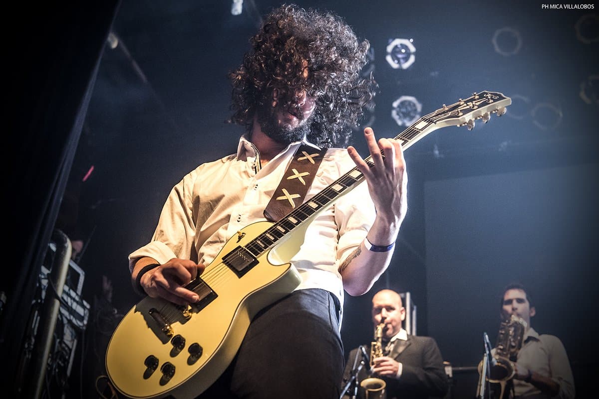 Rock marciano: Octafonic en Niceto - Esto es lo que provoca Octafonic y su ejército de ocho seres humanos (los cuales aún no estamos seguros de que lo sean): Ezequiel Chino Piazza (batería), Cirilo Fernández (bajo), Hernán Rupolo (guitarra eléctrica), Esteban Sehinkman (piano Wurlitzer), Francisco Huici (saxo barítono), Leo Paganini (saxo tenor), Juan Manuel Alfaro (saxo alto) y Mariano Tano Bonadio (percusión electrónica y orgánica y coros). Octafonic. Foto: Mica Villalobos