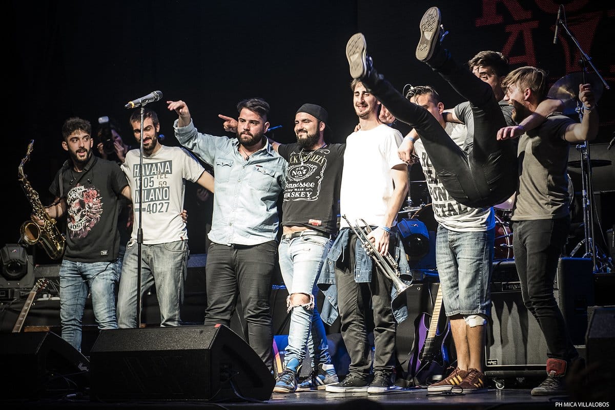 Rock a la Orden: la mesa está servida - Arranca "Relatos". "La verdad es que hace 3 años vine a este lugar por primera vez, y lo primero que imaginé fue 'ojalá que rock a la orden llegue tocar acá'", compartía Pablo Germande. Luego llega el turno de "Espejos de la Revolución", "Milonga" y "Duendes". Rock a la orden. Foto: Mica Villalobos