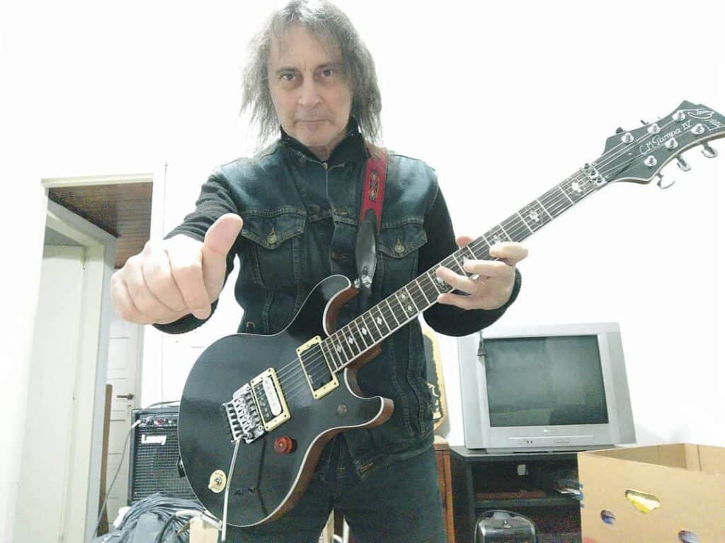 Claudio Marciello - El Tano Marciello nació en enero de 1963 en San Justo, en el oeste bonaerense. Músico autodidacta que participó en bandas como Mama Split, Tronador, El Reloj y El Expreso, hasta que Ricardo Iorio lo convocó a integrar Almafuerte, banda en la cual ha tenido un papel preponderante a la hora de definir el sonido. Claudio Marciello, 2020