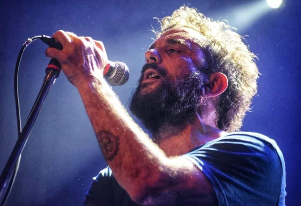 Cielo Razzo - Cielo Razzo se formó en 1993, en la ciudad de Rosario. La banda estaba compuesta por Gabriel Uroz en batería, Pablo Pino en voz, Fernando Aime y Claudio Artaza en guitarras, y Cristian Narváez en bajo. Ese mismo año Pipi Martínez reemplazó a Artaza y Largo Caruso hizo lo propio con Uroz. Después se incorporó el Gato Alessi. Cielo Razzo