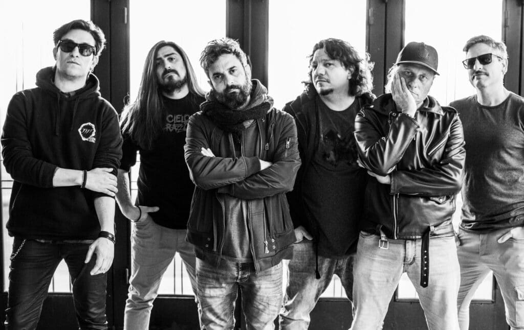 Cielo Razzo - Cielo Razzo se formó en 1993, en la ciudad de Rosario. La banda estaba compuesta por Gabriel Uroz en batería, Pablo Pino en voz, Fernando Aime y Claudio Artaza en guitarras, y Cristian Narváez en bajo. Ese mismo año Pipi Martínez reemplazó a Artaza y Largo Caruso hizo lo propio con Uroz. Después se incorporó el Gato Alessi. Cielo Razzo
