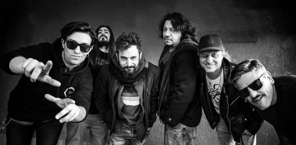 Cielo Razzo - Cielo Razzo se formó en 1993, en la ciudad de Rosario. La banda estaba compuesta por Gabriel Uroz en batería, Pablo Pino en voz, Fernando Aime y Claudio Artaza en guitarras, y Cristian Narváez en bajo. Ese mismo año Pipi Martínez reemplazó a Artaza y Largo Caruso hizo lo propio con Uroz. Después se incorporó el Gato Alessi. Cielo Razzo