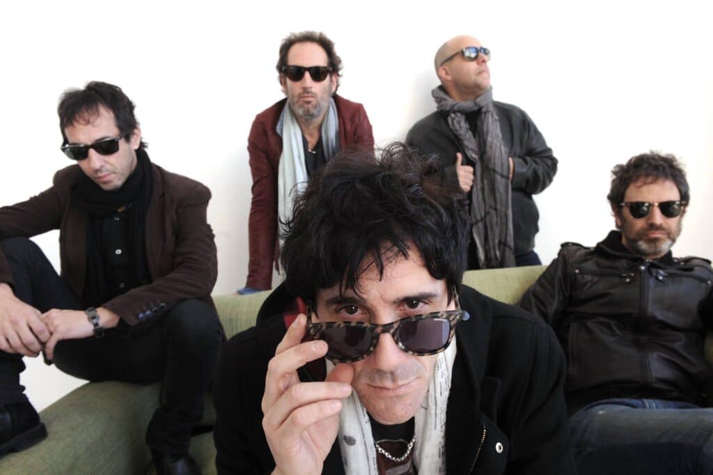 Guasones - Guasones es una banda platense que se formó en 1992 y apenas dos años después pudo tocar en Buenos Aires, bajo el padrinazgo de Black Amaya. El grupo se hizo camino con un estilo rockero directo, con predominio de guitarras y con letras que reflejan, sin pretensiones, la vida en años de lucha. Guasones
