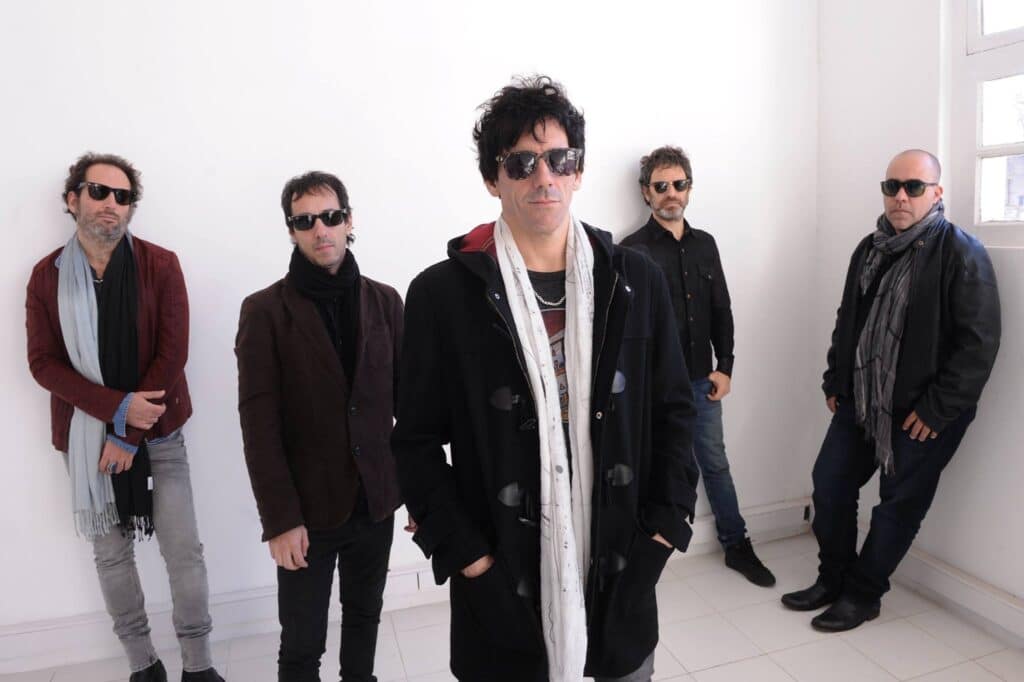 Guasones - Guasones es una banda platense que se formó en 1992 y apenas dos años después pudo tocar en Buenos Aires, bajo el padrinazgo de Black Amaya. El grupo se hizo camino con un estilo rockero directo, con predominio de guitarras y con letras que reflejan, sin pretensiones, la vida en años de lucha. Guasones