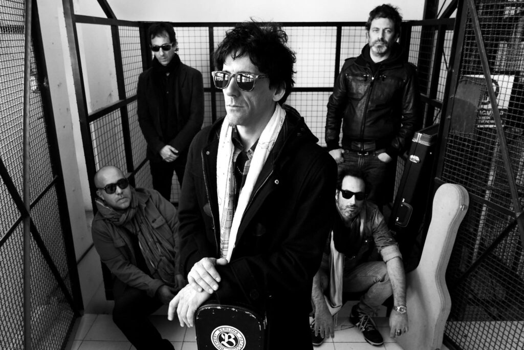 Guasones - Guasones es una banda platense que se formó en 1992 y apenas dos años después pudo tocar en Buenos Aires, bajo el padrinazgo de Black Amaya. El grupo se hizo camino con un estilo rockero directo, con predominio de guitarras y con letras que reflejan, sin pretensiones, la vida en años de lucha. Guasones
