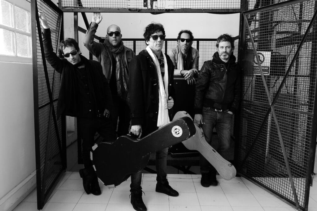 Guasones - Guasones es una banda platense que se formó en 1992 y apenas dos años después pudo tocar en Buenos Aires, bajo el padrinazgo de Black Amaya. El grupo se hizo camino con un estilo rockero directo, con predominio de guitarras y con letras que reflejan, sin pretensiones, la vida en años de lucha. Guasones