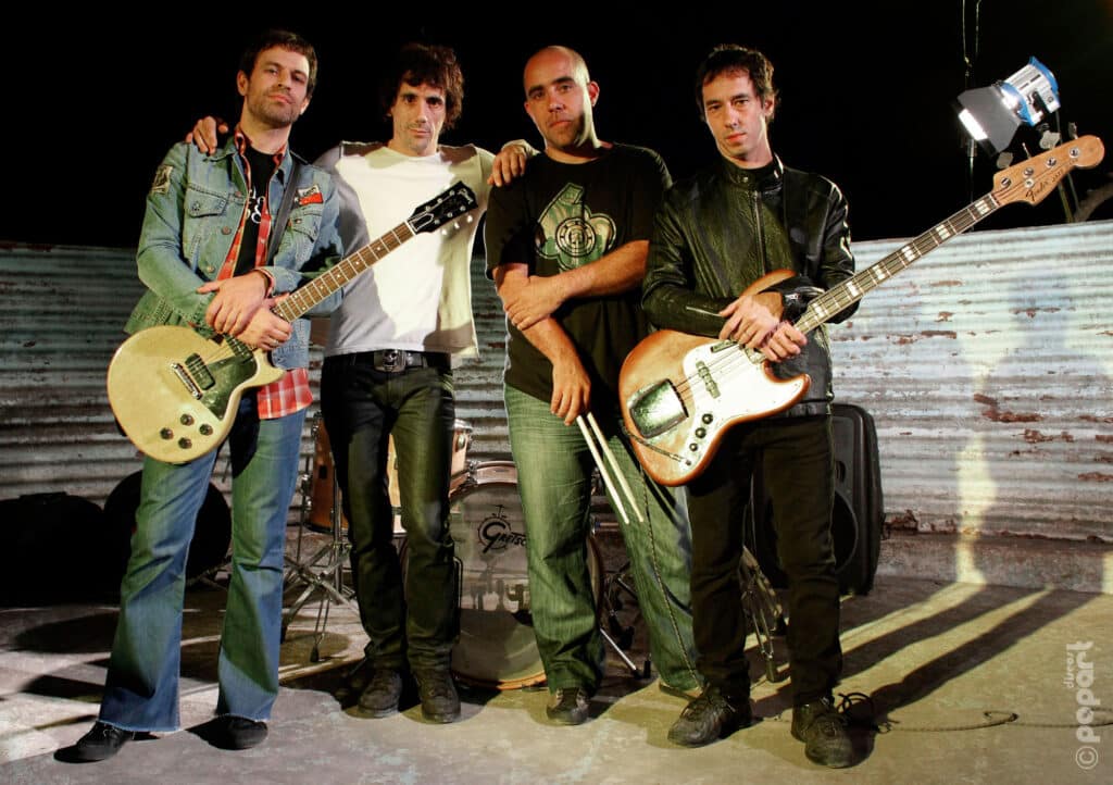 Guasones - Guasones es una banda platense que se formó en 1992 y apenas dos años después pudo tocar en Buenos Aires, bajo el padrinazgo de Black Amaya. El grupo se hizo camino con un estilo rockero directo, con predominio de guitarras y con letras que reflejan, sin pretensiones, la vida en años de lucha. Guasones