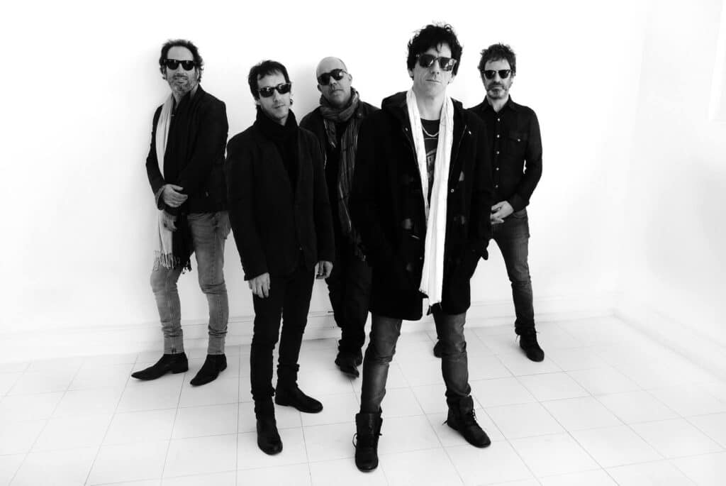 Guasones - Guasones es una banda platense que se formó en 1992 y apenas dos años después pudo tocar en Buenos Aires, bajo el padrinazgo de Black Amaya. El grupo se hizo camino con un estilo rockero directo, con predominio de guitarras y con letras que reflejan, sin pretensiones, la vida en años de lucha. Guasones