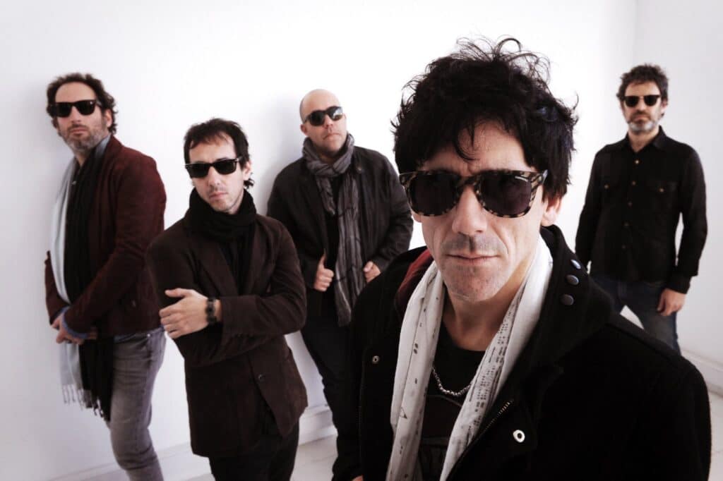 Guasones - Guasones es una banda platense que se formó en 1992 y apenas dos años después pudo tocar en Buenos Aires, bajo el padrinazgo de Black Amaya. El grupo se hizo camino con un estilo rockero directo, con predominio de guitarras y con letras que reflejan, sin pretensiones, la vida en años de lucha. guasones 9