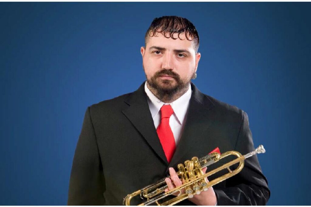 Hugo Lobo - Hugo Lobo es el creador y trompetista de Dancing Mood, un hombre que habla mucho de los temas que le apasionan, puede pasar la tarde hablando de música y la satisfacción que le genera descubrir que los jóvenes, a través de su trabajo, escuchan a los grandes del jazz. Hugo Lobo