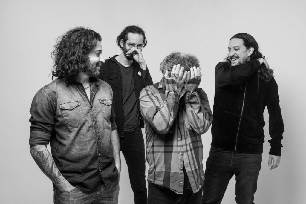 Pez - En 1996, Ariel Minimal es convocado por Los Fabulosos Cadillacs para integrarse al grupo como guitarrista. Esta noticia causa gran repercusión en la prensa de rock, generándose así una mayor atención sobre la continuidad de Pez. Pez