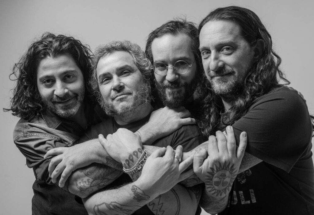 Pez - En 1996, Ariel Minimal es convocado por Los Fabulosos Cadillacs para integrarse al grupo como guitarrista. Esta noticia causa gran repercusión en la prensa de rock, generándose así una mayor atención sobre la continuidad de Pez. Pez