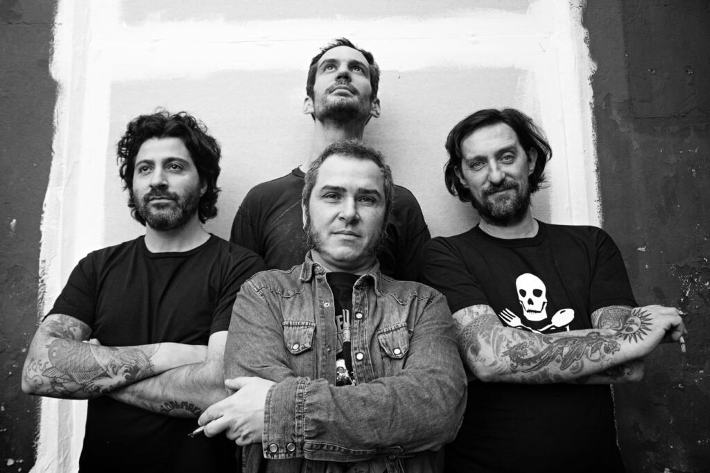 Pez - En 1996, Ariel Minimal es convocado por Los Fabulosos Cadillacs para integrarse al grupo como guitarrista. Esta noticia causa gran repercusión en la prensa de rock, generándose así una mayor atención sobre la continuidad de Pez. Pez