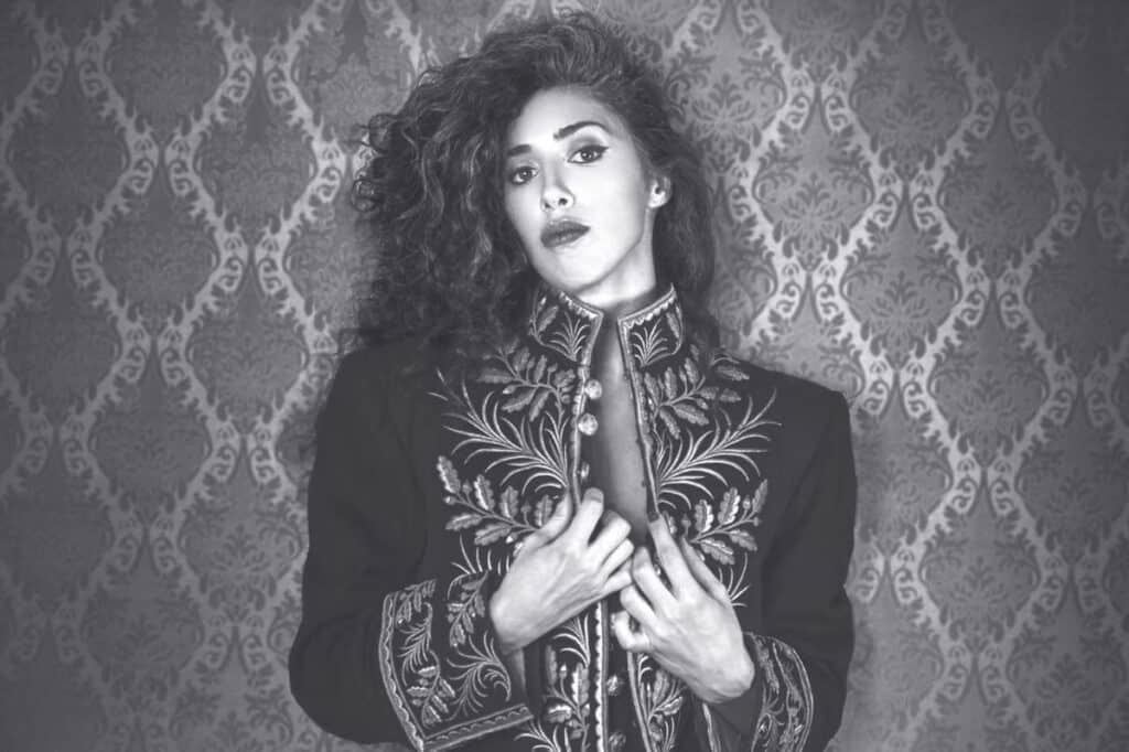 Paula Maffía - Cantante y compositora nacida en Buenos Aires en 1983 y que se dedica a la música desde los 15 años. Entre sus varios proyectos se destacan La Cosa Mostra y Las Taradas. Se dedica a la docencia y en sus ratos libres a la ilustración y a la lectura. Paula Maffía