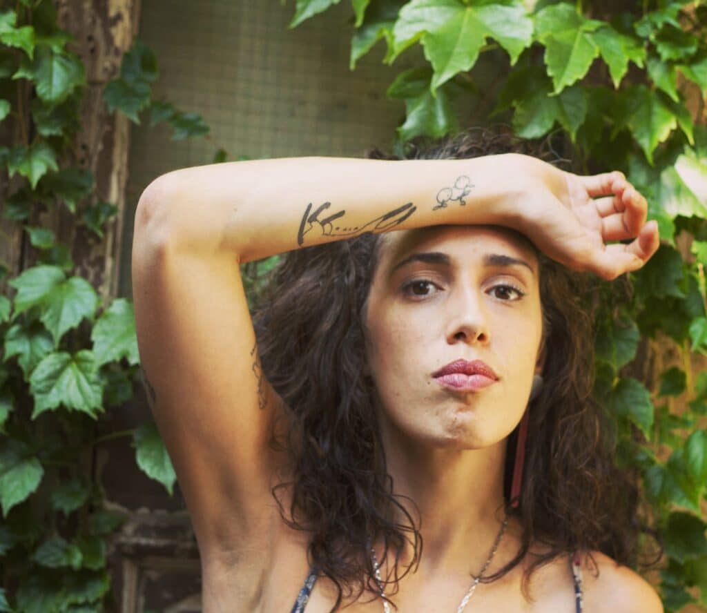 Paula Maffía - Cantante y compositora nacida en Buenos Aires en 1983 y que se dedica a la música desde los 15 años. Entre sus varios proyectos se destacan La Cosa Mostra y Las Taradas. Se dedica a la docencia y en sus ratos libres a la ilustración y a la lectura. Paula Maffía