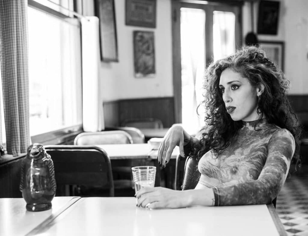 Paula Maffía - Cantante y compositora nacida en Buenos Aires en 1983 y que se dedica a la música desde los 15 años. Entre sus varios proyectos se destacan La Cosa Mostra y Las Taradas. Se dedica a la docencia y en sus ratos libres a la ilustración y a la lectura. Paula Maffía