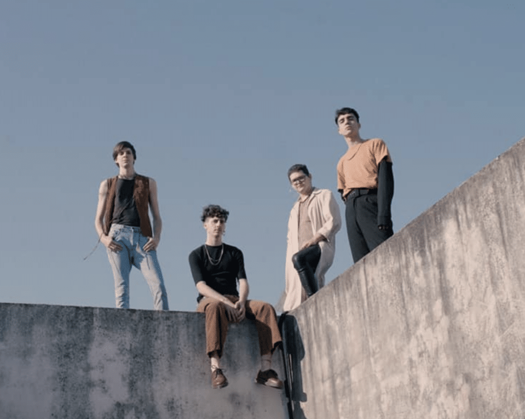 1915 - “Bandera” es el sucesor del álbum debut de 1915, “Dual” (2016). Producido por la banda junto a Guille Salort (baterista de Emmanuel Horvilleur, Marilina Bertoldi y Conociendo Rusia), se trata de un álbum de pop con los pies sobre la tierra. Sus canciones hacen diferencia a partir de un juego a dos niveles: por un lado, la seducción del synth-pop orgánico, y por el otro, el anclaje en la realidad concreta. Entre sus influencias se encuentran artistas como New Order, Depeche Mode, Nile Rodgers, Jamiroquai, Virus y Emmanuel Horvilleur. 1915, en 2020. Foto: renderpanic