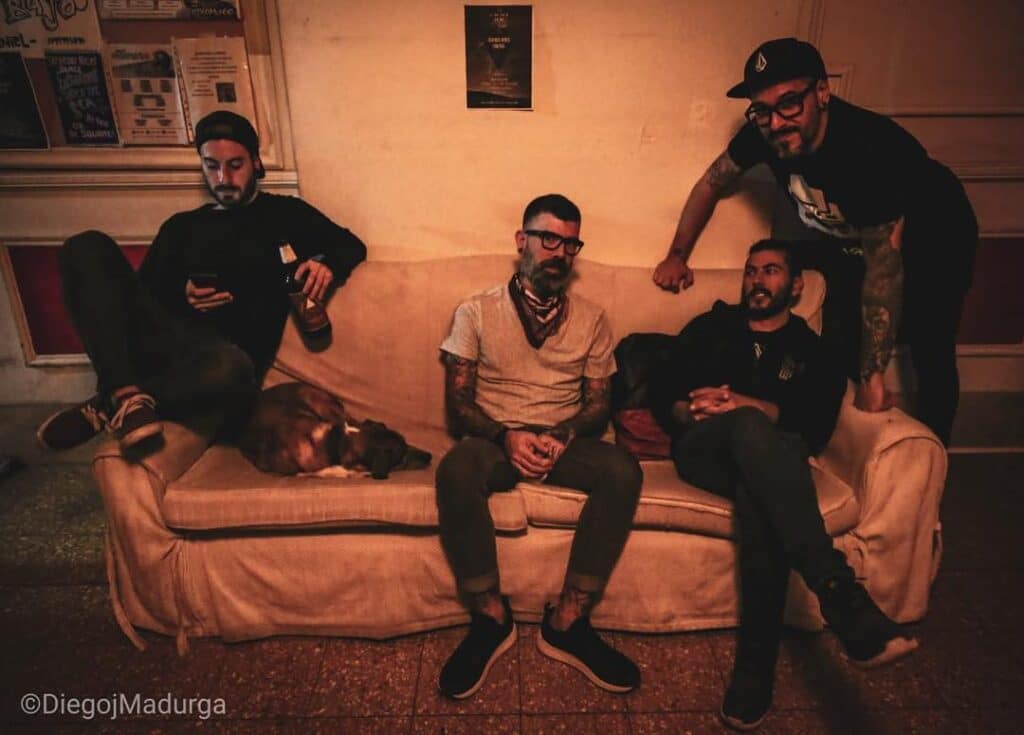 23 otoños - A fines de este año, luego de competir con las mejores 120 bandas (a criterio Vans) de la Argentina, 23 otoños gana el torneo "Vans Rock and Ramps" realizado para buscar el grupo revelación Argentina de música alternativa 2008, llevándolos a estos a tocar junto a Massacre, Carajo, Boom Boom kid, Los Natas, Charlie 3, Bulldog, Shaila, entre otros. 23 otoños, 2019. Foto: Diego Madurga