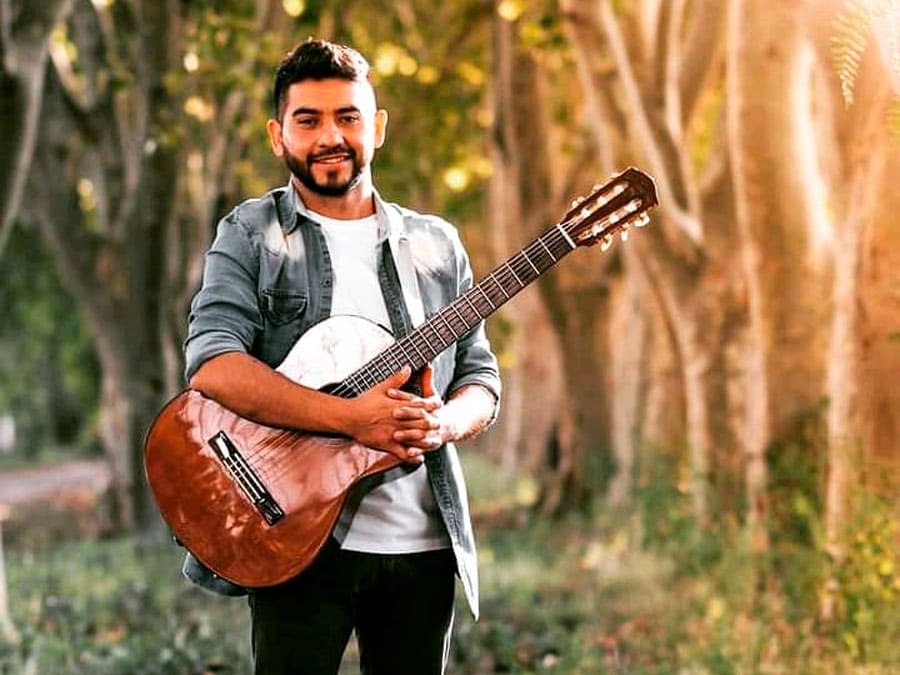 Adrián Centeno: "Siempre fue un sueño poder llegar a la gente con mensajes bonitos" - Adrián Centeno es un cantante mendocino, más específicamente de la ciudad de San Rafael, que está dando sus primeros pasos como cantante. Adrián Centeno