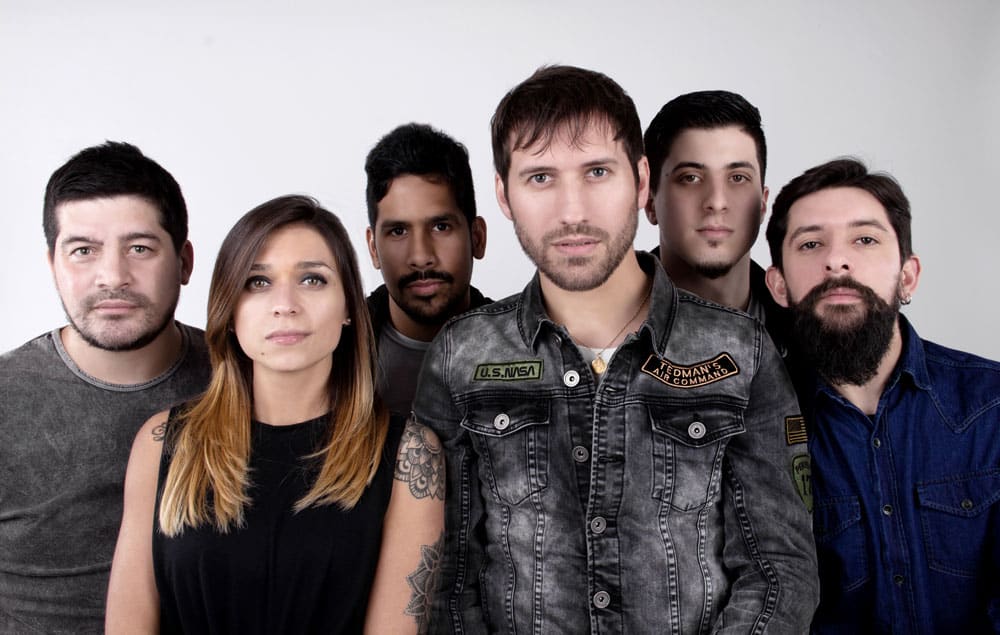 "Nueva piel" el nuevo disco de AlSolo & The Bastas - AlSolo & The Bastas está presentando su cuarto álbum "Nueva piel" y también el video de su primer corte "¿Podemos no hablar de lo de ayer?". Alejandro Lucic lleva más de una década como cantante de la banda, con varias giras en distintas partes del país. Además, asegura que este disco es el mejor de su vida. AlSolo & The Bastas. Foto: Melisa Bernal