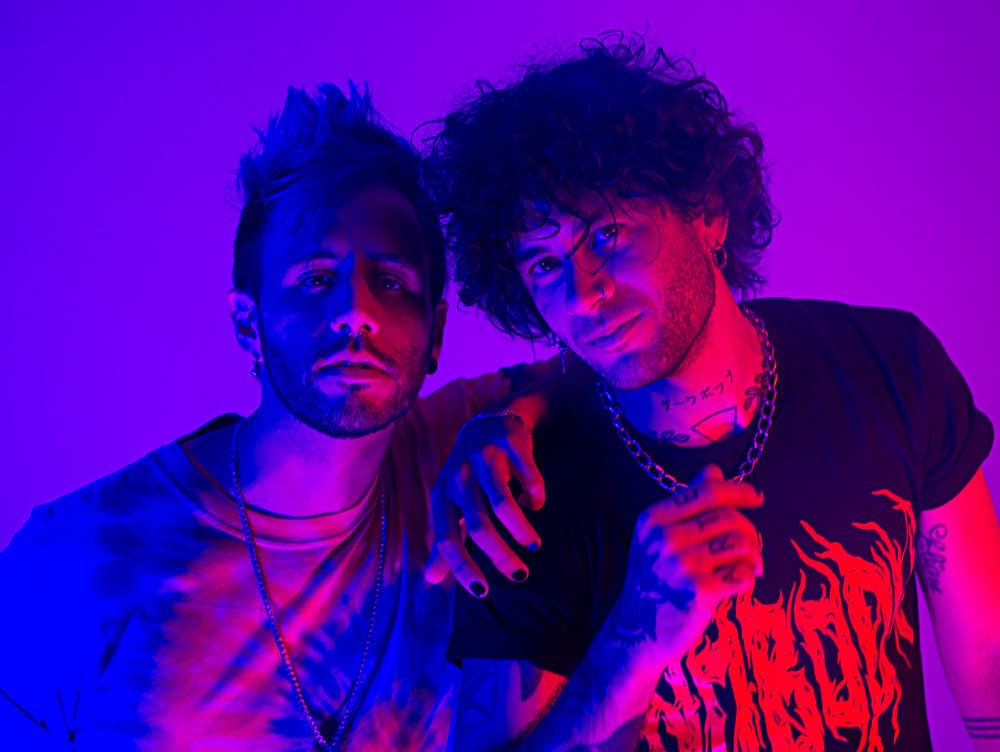 Alan & Tundo presentan su nuevo single: "Modo triste" - La canción relata las dos caras de una misma situación amorosa, en la que uno se convierte en ganador y el otro en perdedor. Alan & Tundo