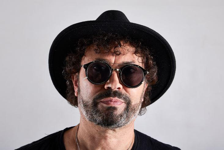 Alejandro Desilvestre: "Un artista es simplemente un canal" - Alejandro Desilvestre presenta su nuevo videoclip y single "La revelación" que formará parte de su cuarto trabajo discográfico. El videoclip fue grabado íntegramente en Bariloche, en la provincia de Rio Negro. El mismo fue filmado en su totalidad con un smartphone por su pareja Nëwa Niv, con un notable tratamiento de post-producción a cargo de Diego Montero. Alejandro Desilvestre