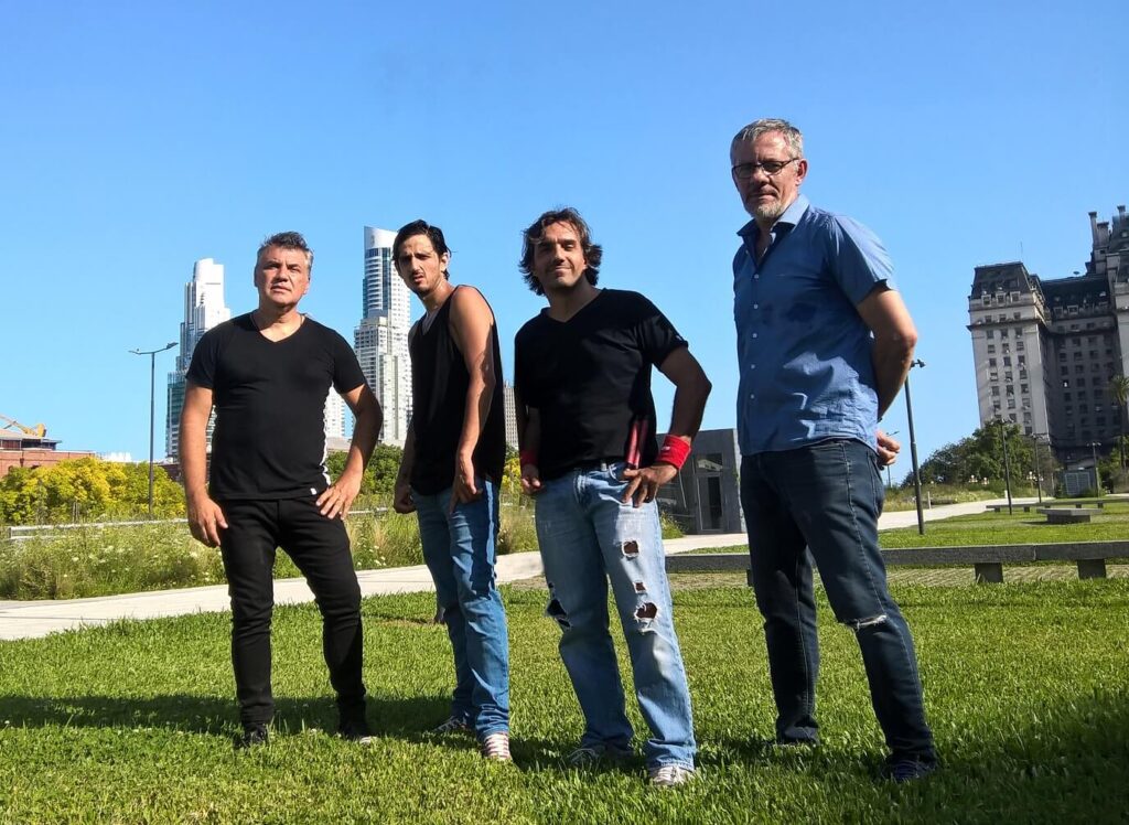 Batmandeluxe: "Un cambio poderoso y notorio que signifique un crecimiento" - "Son dos canciones que siempre incluimos en los sets de los shows, pero necesitábamos tener versiones con la banda que tenemos en este momento, con un sonido más actual y potente –afirma Pol Bolea, voz cantante de Batmandeluxe-. Por suerte fueron las canciones que eligieron nuestros productores Juan Rosasco, Sergio Maza y Cristian Andolfi para trabajar. Todo se dio perfecto para que podamos concretarlo". Batmandeluxe