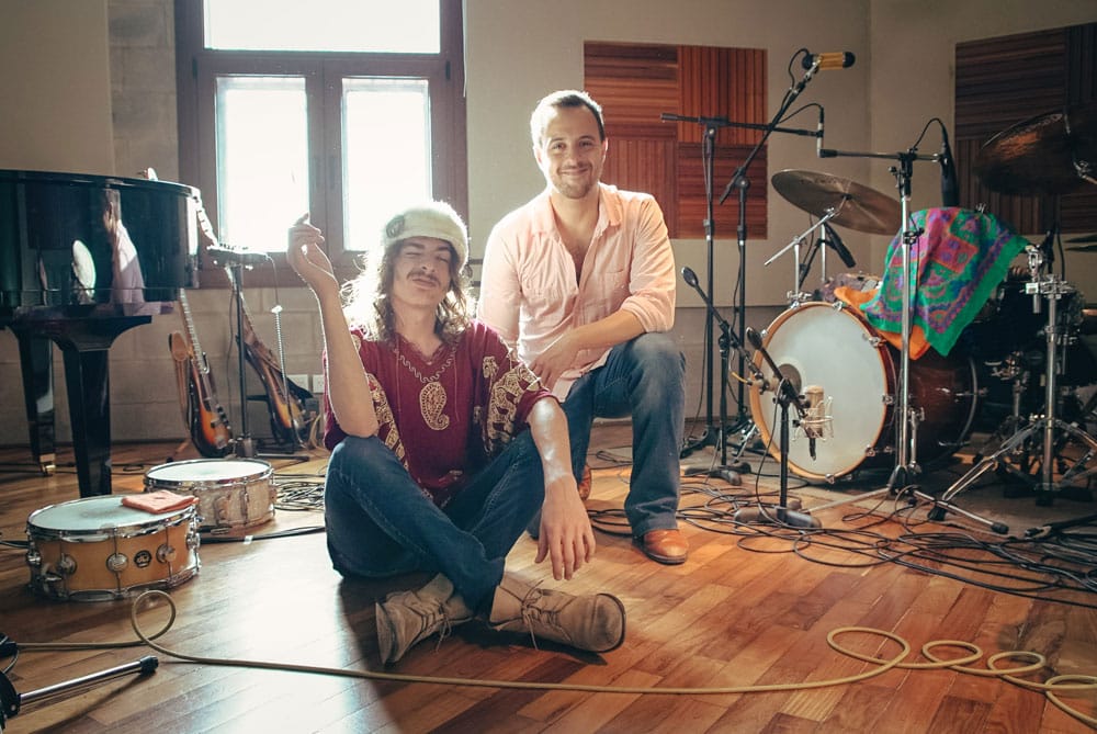 Brian y Camilo: "Nos complementamos bien. Estamos muy comprometidos con el proyecto" - Brian Agustin Figueroa y Camilo Petralia, son dos músicos argentinos que, durante el año de la pandemia 2020 convivieron durante madrugadas recluidos en una habitación, sin horarios, con dos guitarras y un micrófono. A partir de ese momento decidieron que el camino para salir adelante sería uniendo sus voces en medio de una pandemia mundial para hacer un disco. Así fue que en abril de este año salió el primer adelanto "Confortable invierno" y en mayo el segundo single "Quiero ser parte de tu amor". En los próximos días sale su primer álbum de estudio. Brian y Camilo. Foto: Lucía Cz