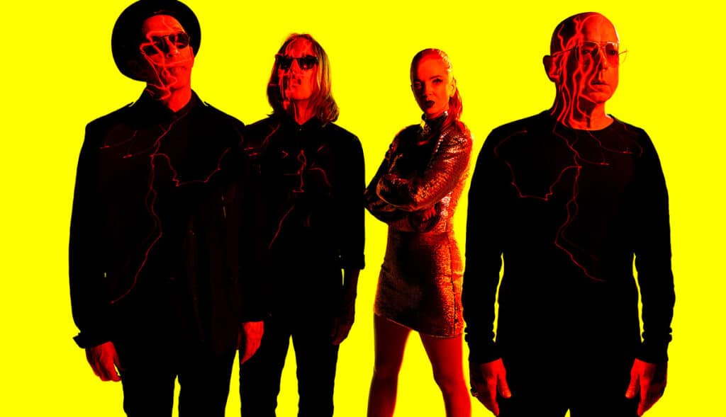 Butch Vig, de Garbage: "La música me mantiene vivo" - Si pensamos en alguien que grabó algunos de los clásicos del rock, es imposible no imaginarse un estudio digno de la NASA. Pero a veces, la sabiduría está en reconocer que las canciones necesitan un ingrediente diferente y básico. Por ejemplo, un joven Butch Vig entró en los ‘90 a una fábrica de golosinas en Madison... pero no para comprar dulces. Le habían comentado que el lugar tenía un gran sonido, y terminó inmortalizado en varios clásicos de Garbage. Butch Vig