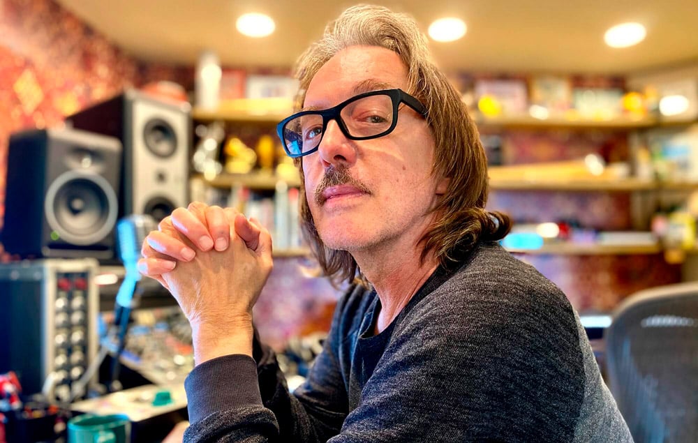 Butch Vig, de Garbage: "La música me mantiene vivo" - Si pensamos en alguien que grabó algunos de los clásicos del rock, es imposible no imaginarse un estudio digno de la NASA. Pero a veces, la sabiduría está en reconocer que las canciones necesitan un ingrediente diferente y básico. Por ejemplo, un joven Butch Vig entró en los ‘90 a una fábrica de golosinas en Madison... pero no para comprar dulces. Le habían comentado que el lugar tenía un gran sonido, y terminó inmortalizado en varios clásicos de Garbage. Butch Vig