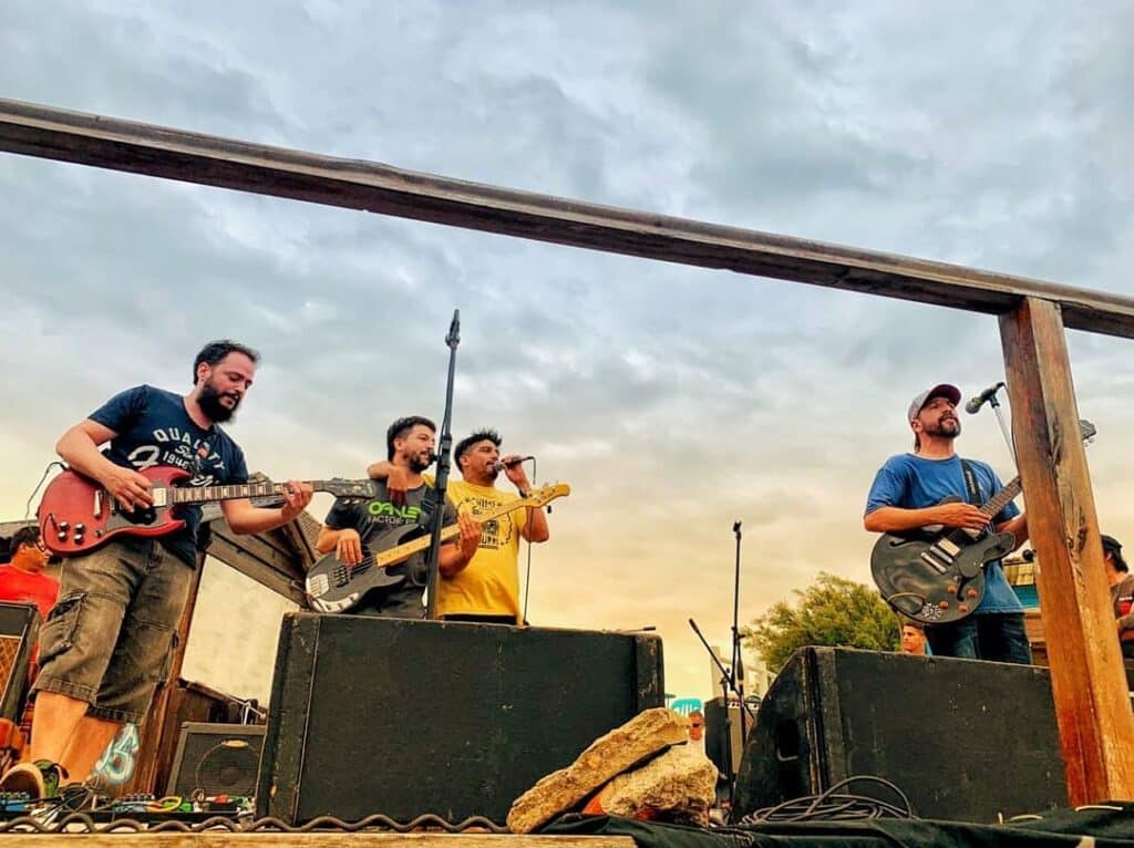 Cabra da Peste: "Creo que esa libertad nos da una identidad" - Cabra da Peste festeja su segundo #cabraniversario y presenta "Olor a Guiso", el EP que dará cierre a la trilogía conformada por "Yo te Avisé" y "Partiendo el Queso". Será este viernes, a las 22 horas, con un show vía streaming desde el Club de Arte Monociclo de Banfield. Allí deleitará a su público con temas inéditos y reversiones de algunas de sus primeras canciones. Cabra da Peste