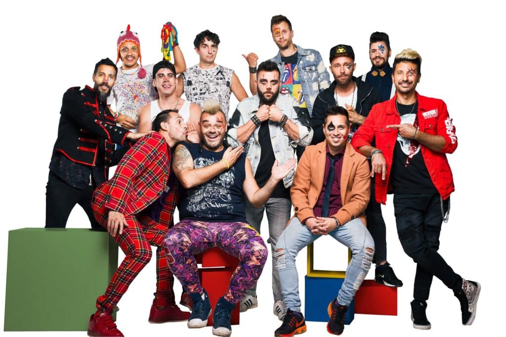 Los Caligaris - Los Caligaris se llevaron la primer sorpresa al recibir la invitación para participar en la tradicional fiesta patronal de la parroquia de su barrio María Reina. Obviamente aceptaron la idea, buscaron un nombre y se pusieron a ensayar. Fue así como el 24 de agosto de 1997 debutaron con una excelente aceptación por parte del público. Un joven del circo de los hermanos Pampiglione se sumó a la banda. Mariano, más conocido como Pini, se incorporó al grupo como tecladista pero resultó ser mejor como guitarrista. Lógicamente, la banda iba creciendo en cantidad y en calidad. Los Caligaris