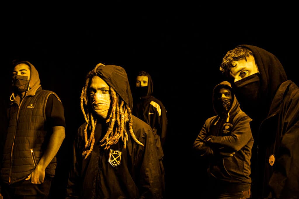 Caliope Family presenta su segundo disco - Caliope Family acaba de lanzar su segundo disco "Chainz", el cual ya se encuentra disponible en todas las tiendas digitales. El álbum cuenta con los featuring del patagónico Frane en "Low life" y la dupla Acru & Haze en "Túnel". Caliope Family. Foto: Flor Vizzi