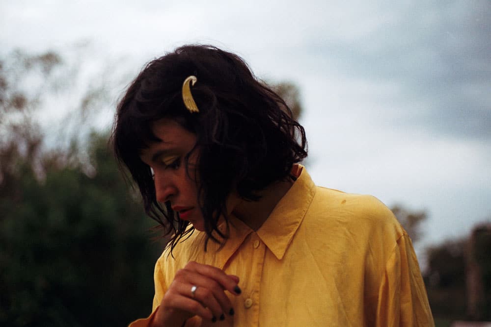 Candela Fernández: "Me inspira la naturaleza" - La cantautora santafesina presenta su EP debut, "Fauna", con cuatro canciones que oscilan entre lo analógico y lo electrónico. Candela Fernández