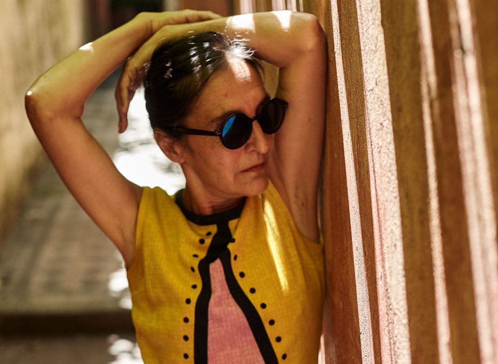 Carmen Baliero lanza "Lentamente", su séptimo disco - La multifacética cantante, compositora y pianista, presenta su nuevo material discográfico. Baliero es una artista argentina que siempre asombra por su originalidad y teatralidad; ha compuesto música para teatro, danza y cine, y ha trabajado con destacadas personalidades de la cultura argentina como Cristina Banegas o Diana Theocharidis. En esta oportunidad lanza un álbum en colaboración con Wenchi Lazo y Carlos Vega -con quienes conforma un trío único-: "Lentamente". Carmen Baliero. Foto: Martín Catz