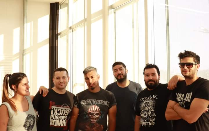 Ciklos: "Hoy la realidad nos muestra que somos muy vulnerables" - "La canción nace de esta inquietud sobre lo que sucede a nuestro alrededor porque este virus cambió nuestra manera de vivir, nuestras costumbres, de una forma tan rápida, que todavía nos cuesta adaptarnos a esta nueva realidad –explica Matías Romero, voz y guitarra de Ciklos-. También ha afectado gravemente nuestra economía, nuestra política y nuestra salud. Es decir que ha invadido todos los aspectos de nuestra humanidad. Esta situación nos obliga a repensarnos, ya que siempre nos vimos como los reyes de la naturaleza, como la especie dominante. Hoy la realidad nos muestra que somos muy vulnerables". Ciklos