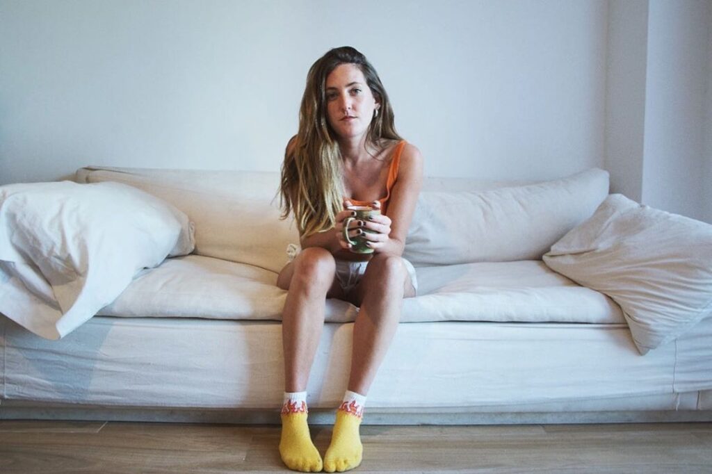 Clara Ballestero - Con esas vivencias presentes, Clara Ballestero emprende su propio camino solista en 2018. Esta nueva etapa la encara junto al productor David Bensimon con quien comienza a componer y producir su primer material de estudio. Clara Ballestero