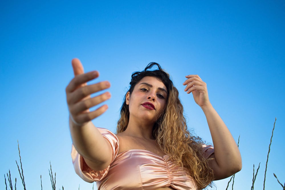Clarita: "Tener ambos proyectos me hace aprender un montón de cada uno" - "El EP es el resultado de algunos años de estudio de música popular, mi conexión con el piano y mi experiencia con la banda Simbiosis –describe Clarita-. Quise mostrar las tres canciones que surgieron con su fusión de géneros, mi lado de compositora y no solo desde la voz". Clarita. Foto: Sofía Genovese