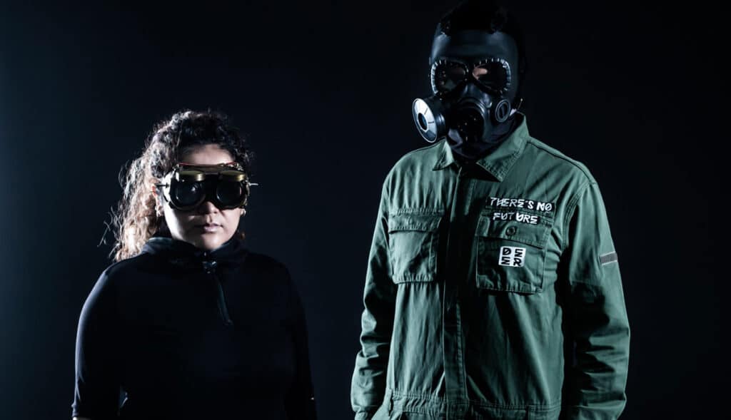 Deer MX: "Nos parece muy natural que surjan esta especie de fábulas musicales" - Deer MX es la única banda alternativa con origen mexicano en Hong Kong y la primera alternativa mexicana en iniciar su carrera en dicha región. Mezclan sonidos industriales, con un poco de trip rock, más la poderosa voz de Adriana. Estrenaron su primer EP en marzo de 2018 bajo el título de Portraits. El álbum es de producción propia y co-producido por Yuchain Wang en Rooftop Studios en Taipei. Deer MX