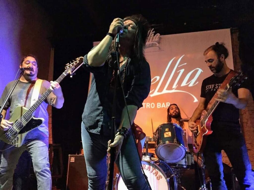 Demócratas: "Somos una banda que se preocupa por ensayar mucho" - "Buscamos mostrar la amplitud de ideas y sonidos de nuestra banda –afirma el cantante y bajista Ariel Mazzocchi sobre la primera producción discográfica de Demócratas-. Siempre tratamos de contar historias, experiencias propias cotidianas y reflejar a nuestra manera la realidad que estamos transitando. La idea principal de este material es evidenciar el sonido y la performance de nuestra banda arriba del escenario. Siempre fue nuestro objetivo tener un disco al que podamos defender en vivo tal cual se grabó". Demócratas