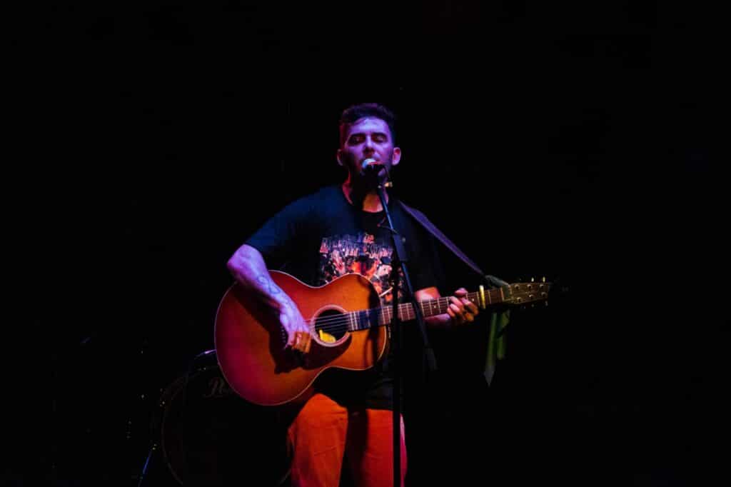 Diego Ocampo: "No estaba operando a corazón abierto, sino haciendo lo que más me gustaba" - Diego Ocampo lanzó su nuevo trabajo "Perfectamente Humanxs", grabado en 2019 bajo la producción de Damián "Starsky" Celedón y Matias Sorokin, baterista y guitarrista de Guasones. Este disco es el primero de su carrera solista y nada podría detener su presentación. La manera elegida fue mediante un ciclo de charlas y música en vivo con artistas amigos. Diego Ocampo