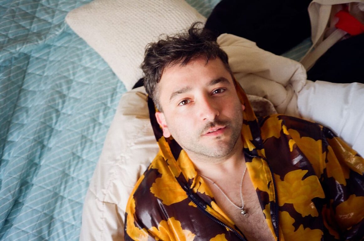 Diosque - Juan Román Diosque partió desde Tucumán hacia Buenos Aires, trabajó en una oficina a tiempo completo, después a medio tiempo, para luego dedicarse a la música. En breve se convirtió en un artista inclasificable. Daniel Melero, el padre de la escena under argentina, lo produjo en su primer disco "I can cion" (2007), un experimento que editó Sony. Luego vino "Bote" (2012), disco físico que sólo editó el sello peruano Plastilina Records. La placa fue doble y trajo un segundo disco con remixes, "Brote (remixes)", que puede escucharse en Bandcamp. Diosque